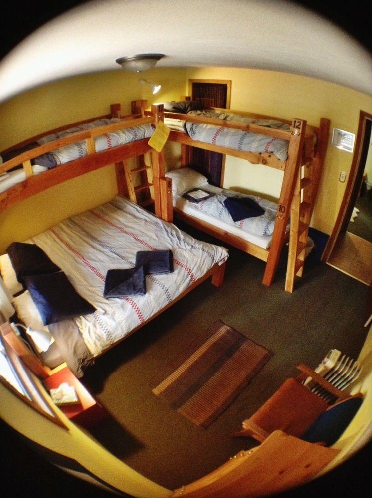 Up The Creek Backpacker'S Lodge Roberts Creek Exterior photo