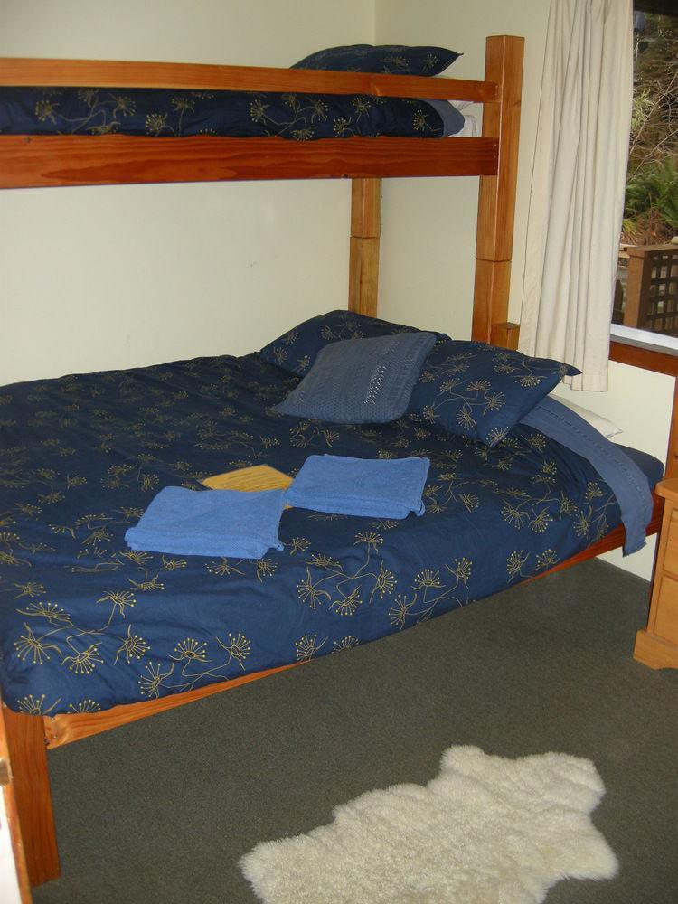 Up The Creek Backpacker'S Lodge Roberts Creek Exterior photo