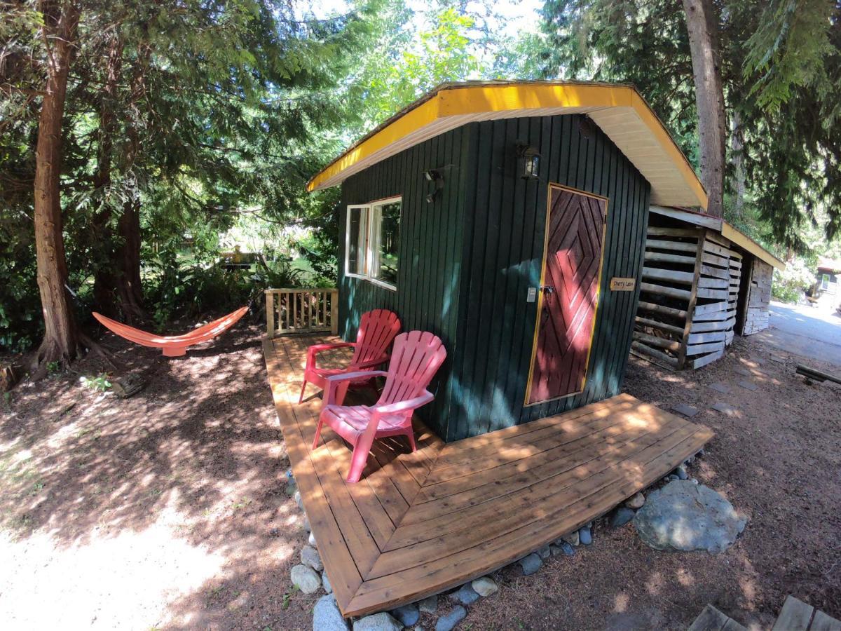 Up The Creek Backpacker'S Lodge Roberts Creek Exterior photo